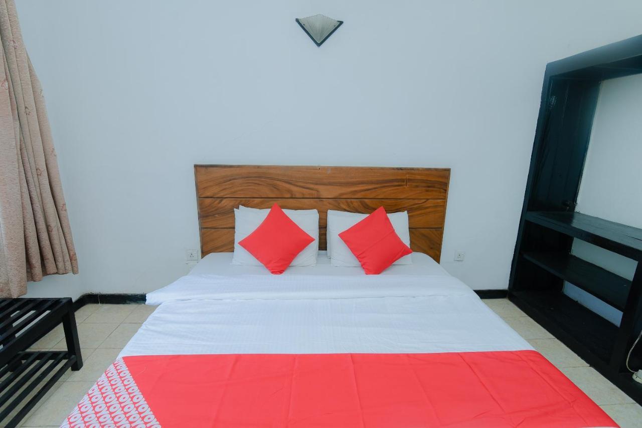 Oyo 479 Water Front Hotel Канди Экстерьер фото