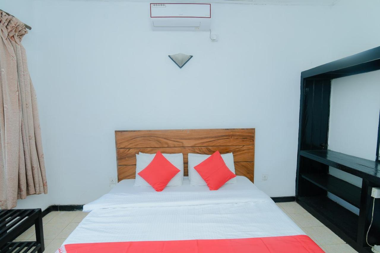 Oyo 479 Water Front Hotel Канди Экстерьер фото