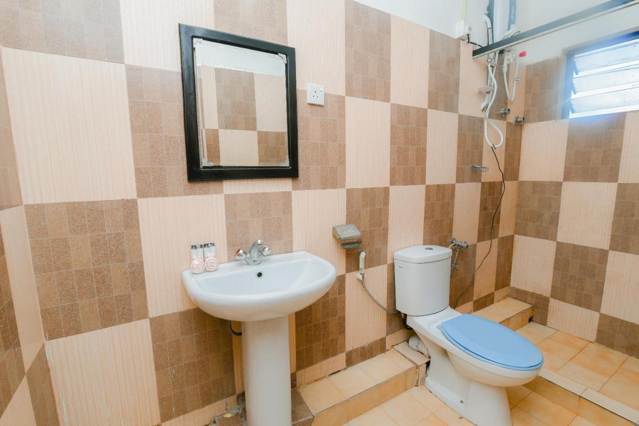 Oyo 479 Water Front Hotel Канди Экстерьер фото